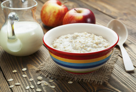 Infant porridge cereal with apple
