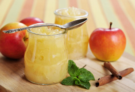 Apple and cinnamon compote