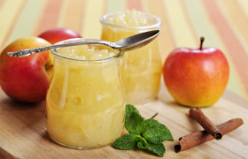 Apple and cinnamon compote