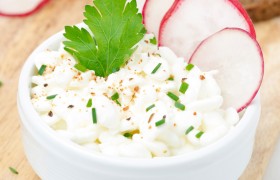 Fromage blanc with raw vegetables