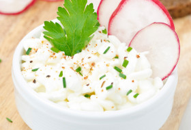 Fromage blanc with raw vegetables