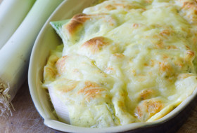 Pasta gratin with leeks