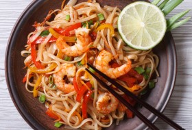 Chinese fried noodles with prawns