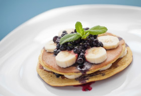 Pancakes aux myrtilles et aux bananes