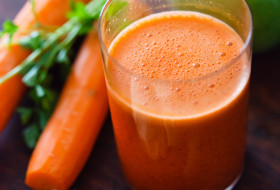 Carrot, apple and ginger smoothie