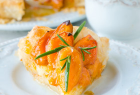Apricot tart with honey and rosemary